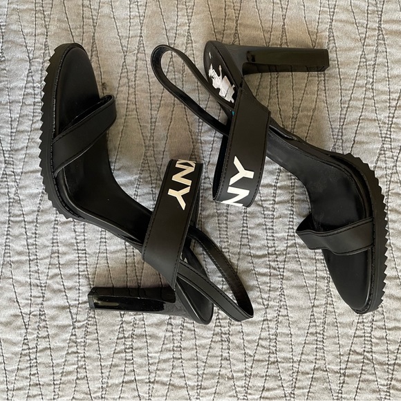 NWOT DKNY Black Logo Heels Size 10 - Picture 2 of 5